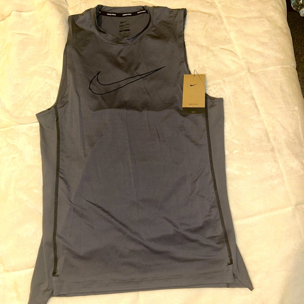 Men’s Med Nike shirts
